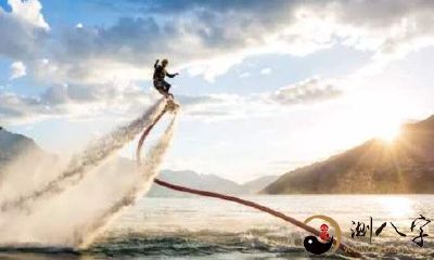 梦见自己在水上飞