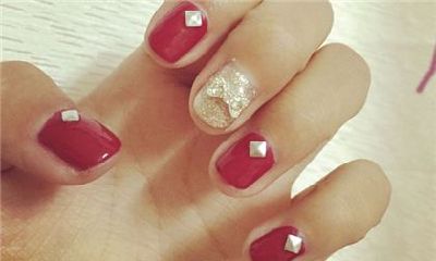 女子右手无名指上的痣图解分析