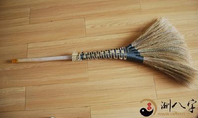 梦见被扫帚开头
