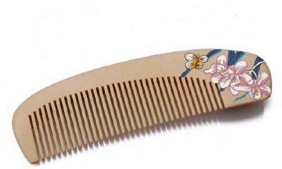 梦到把木梳扔他人头顶