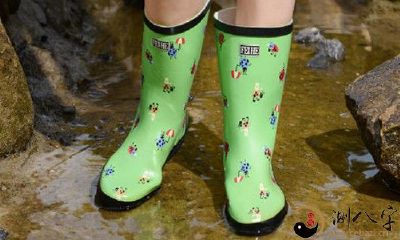 梦到穿雨靴在水里走