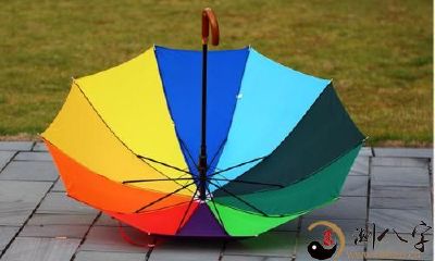 梦到拿着好几把伞