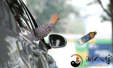 梦见有人一件事扔玻璃瓶