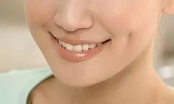 脸上有酒窝,脖子后有痣,胸前有颗痣,身上有胎记,此四种人不能