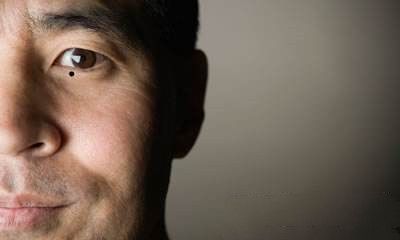 男人滴泪痣的位置在哪儿