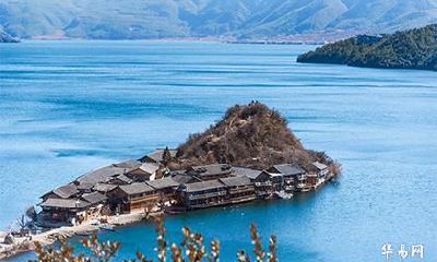 85年属牛海中金买什么颜色车,佩戴什么好