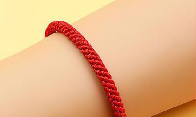 本命年红绳戴左手还是右手女(本命年红绳必须别人送吗)