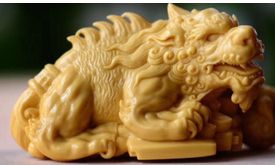 2023属猪适合佩戴什么首饰(属猪的今年戴什么吉祥物)