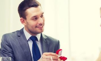 天蝎座男生爱上一个人的眼神(天蝎男彻底爱上一个人)