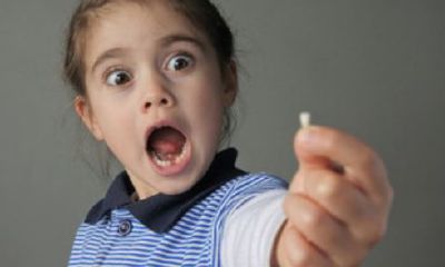 女人梦见自己牙齿脱落代表什么(女人梦见牙齿掉了两个)