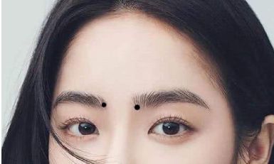 眉中长痣面相(眉中有大痣的女人面相)