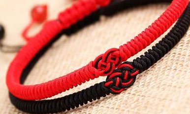 本命年戴黑绳可以吗(男生本命年戴红绳还是黑绳)