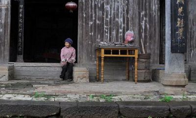 梦到死去的人又活了回家来了(梦见长辈死了又活过来了)