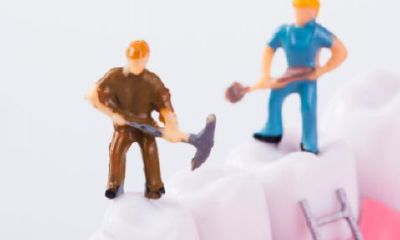 女人梦见自己用手拔牙黑牙(梦见牙用手一拔就掉了)