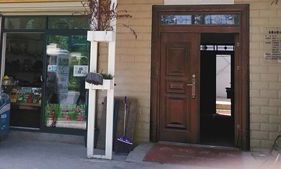 店铺有后门对财运有影响吗(入户门上方挂什么招财)