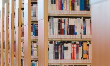 芭蕉灯一盏笑看有轮回解释(2023年属蛇人戴什么吊坠最旺)