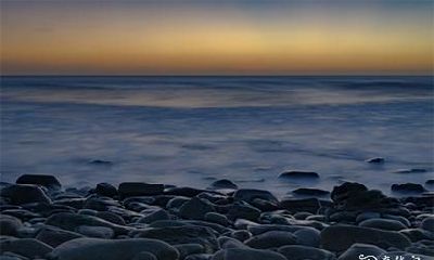 八字中比肩、劫财多则财运不济,容易遭遇贫穷命运,欠缺诚实为难聚财之主题