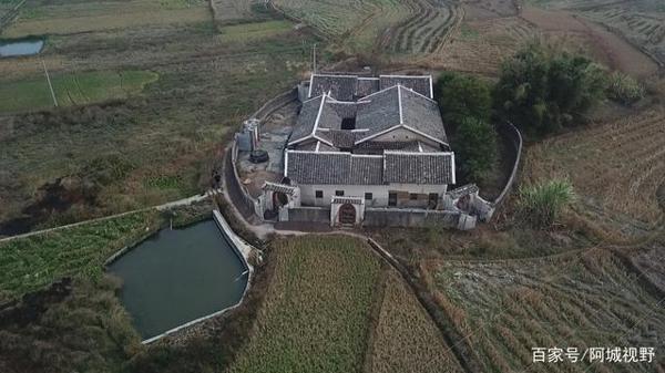 客家奇特的民居，一座以纯风水角度建造的围屋，精心布局八扇门关 2