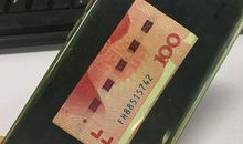 手机后面放钱好吗