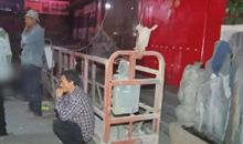 迷信风水门头装“木针”，不幸扎死人，店主：他们违规施工