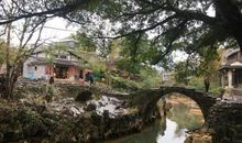 中国第一风水古镇被“群嘲”：门票100惹争议，人少景美值多少？