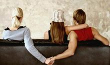 情感容易陷入三角关系，婚姻麻烦的生肖人