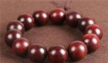 左下巴长痣的女人戴什么手链好