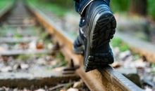 已婚女人梦见蛇缠腿是什么意思