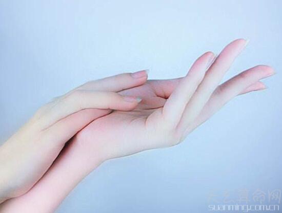 手指细长的女人手相好不好 手指细长的手相女人具有艺术天份