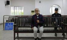 云南一男子虔信风水，拒绝拆建老房，还持斧威胁：来一个死一个