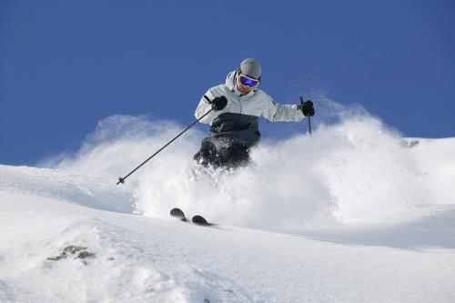 梦见滑雪象征兴奋，最近易冲动做事要三思而后行 1