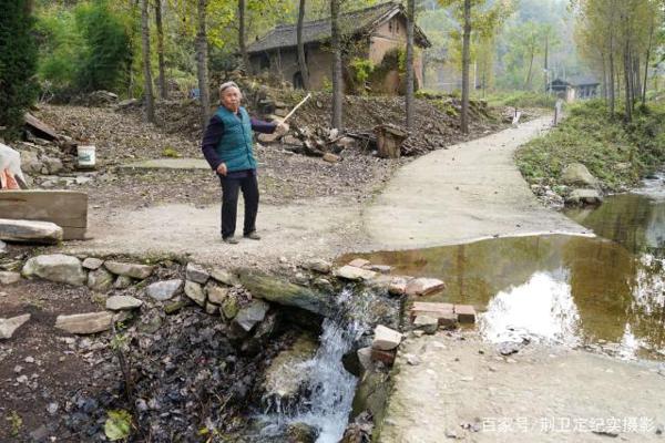 溪水冲走7旬老人财宝，50多年她坚守深山不离开，咋回事 4