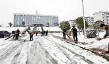 梦见扫雪预示会失去幸福，所以要珍惜眼前幸福