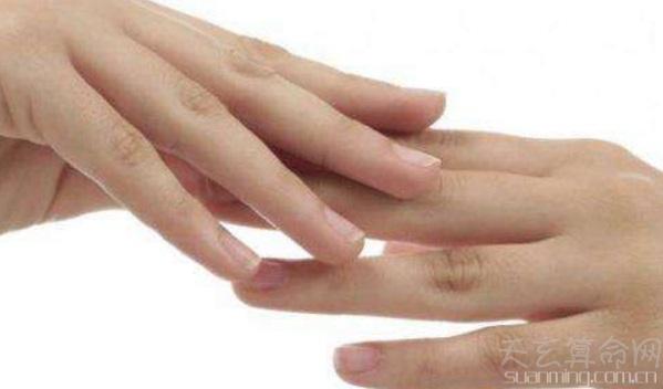 手相解析：指甲的月牙白较少在手相中要注意几下要点 2