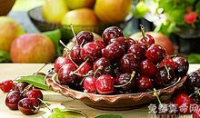 梦见樱桃表示很受大家喜爱，容易得到幸运女神的青睐