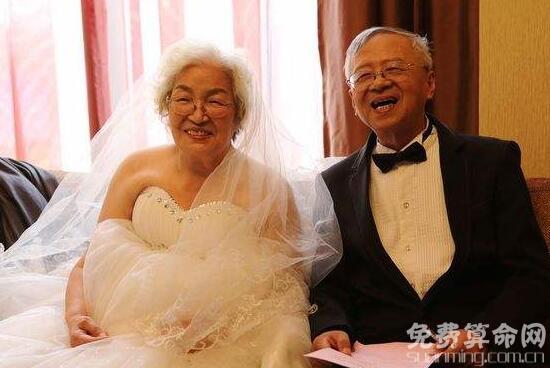 银婚是多少年，通常代表夫妻结婚二十五周年 1