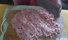 梦见剁肉并不是好事，可能会与别人发生冲突