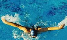 梦见自己游泳意味身体强壮，游泳象征着感情的起伏