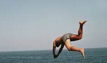 心仪的妹子不慎掉水，你会如何去营救呢？