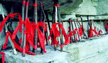 揭秘用木棍撑石头的神奇风俗