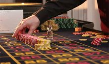 属猪打牌坐哪个方位好