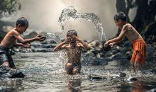 梦见被很多人缠着