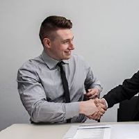 在2022年签订合同是好的，你可以签名吗？