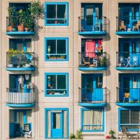 在贫困二楼的一楼富人的四楼做了什么意思？怎么了？