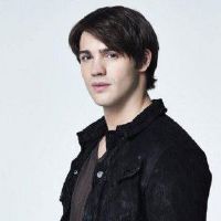 这个男人在右边和右边有痰。