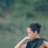 女子的脖子有一个牙龈或凶悍的代表