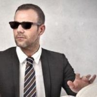 八个角色的诞生是尹男人的生活并不好。