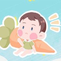 这位两岁的单一月的男孩仍然是一个女孩。