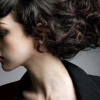 在婚姻前面的妇女的手