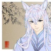 女人面孔与高鼻子骨是充满食物，食物，食物，没有担心